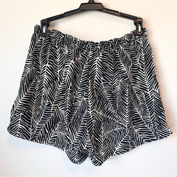 Fab’rik | Black & White Loose Flowy Shorts - Picture 3 of 10